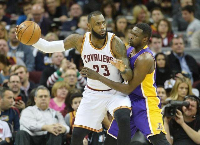  布朗森准三双尼克斯主场力克猛龙止连败  